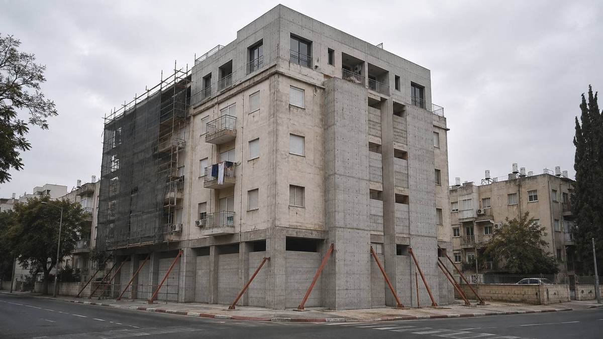 כצנלסון 41 בגבעתיים: חיזוק בקירות גזירה ותוספת קומות בבניין מאוכלס